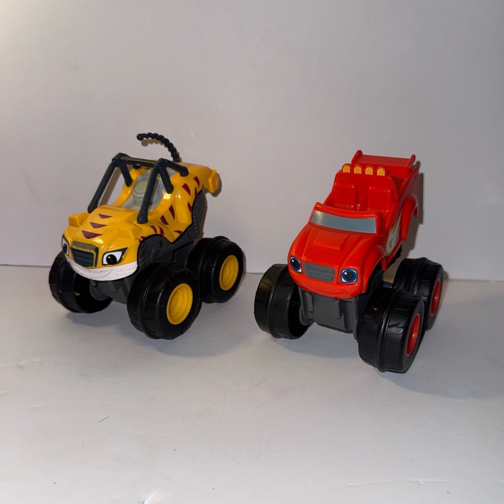 Nickelodeon Blaze & The Monster Machines "Slam & Go" Trucks | Blaze & Stripes